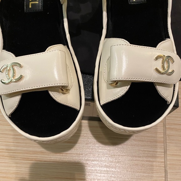 🆕 CHANEL Ivory CC Logo Quilted Wedge Dad Sandals Rare Gold Hardware - Picture 10 of 16
